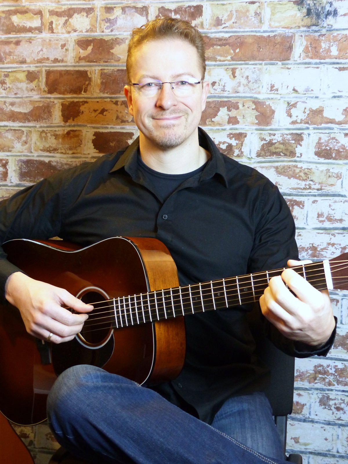 Alexander Stakenburg met een Martin akoestische gitaar