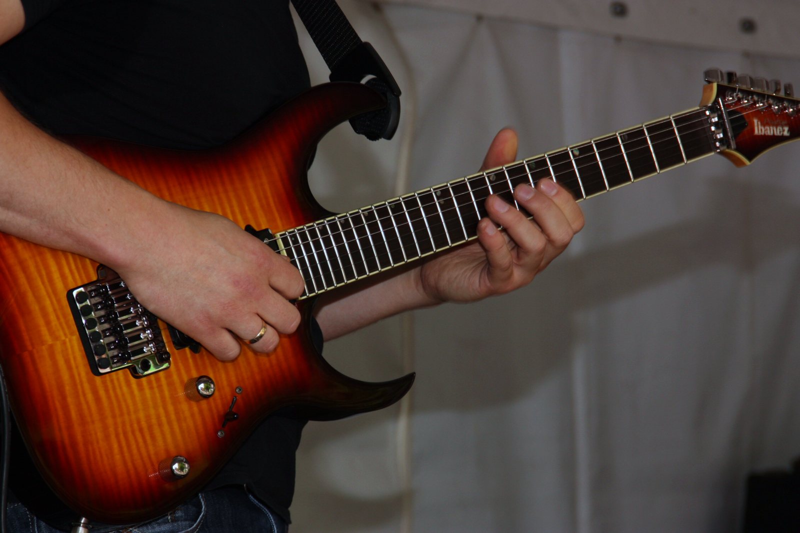 Handen op een elektrische gitaar