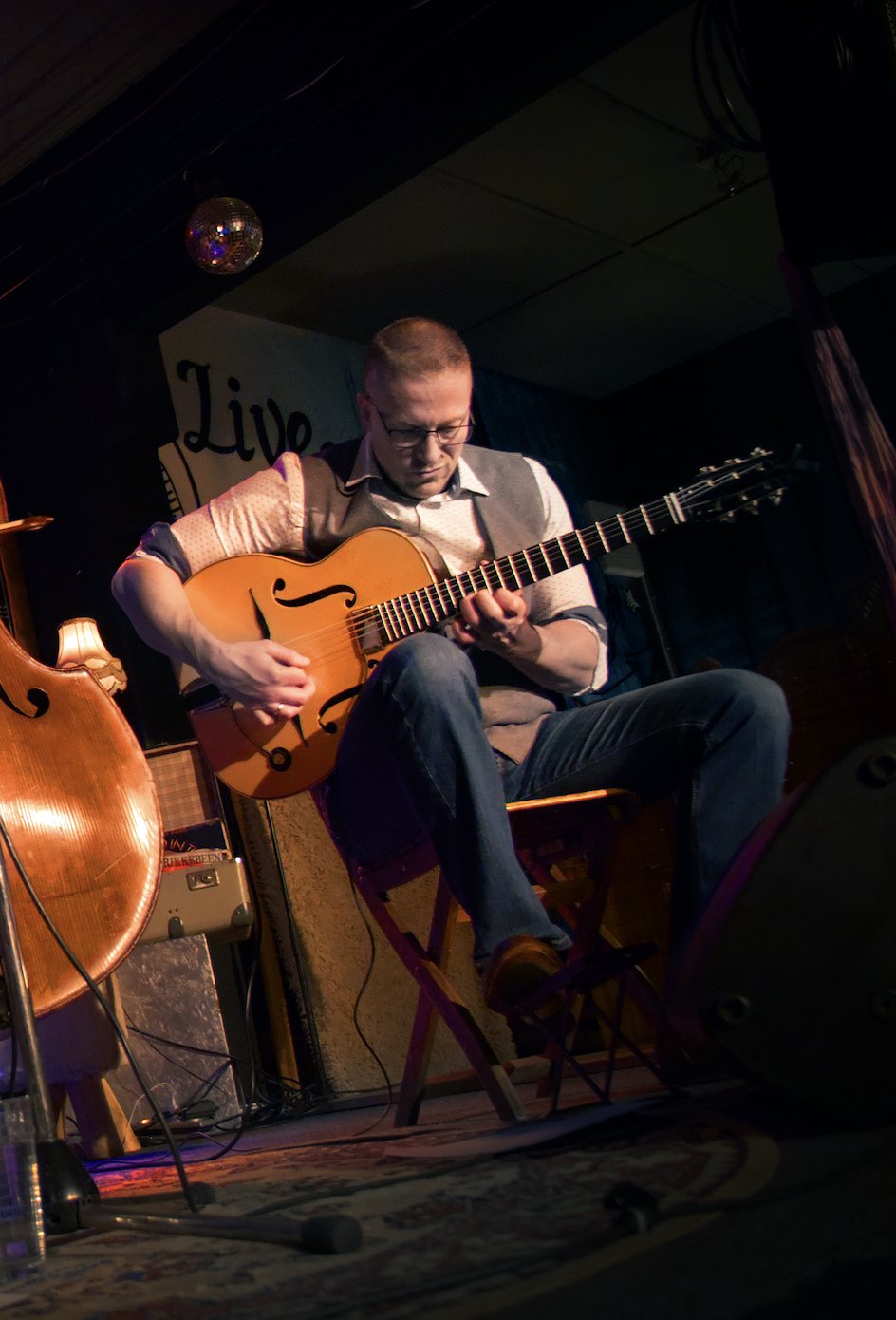 Alexander Stakenburg speelt gypsyjazzgitaar op het podium