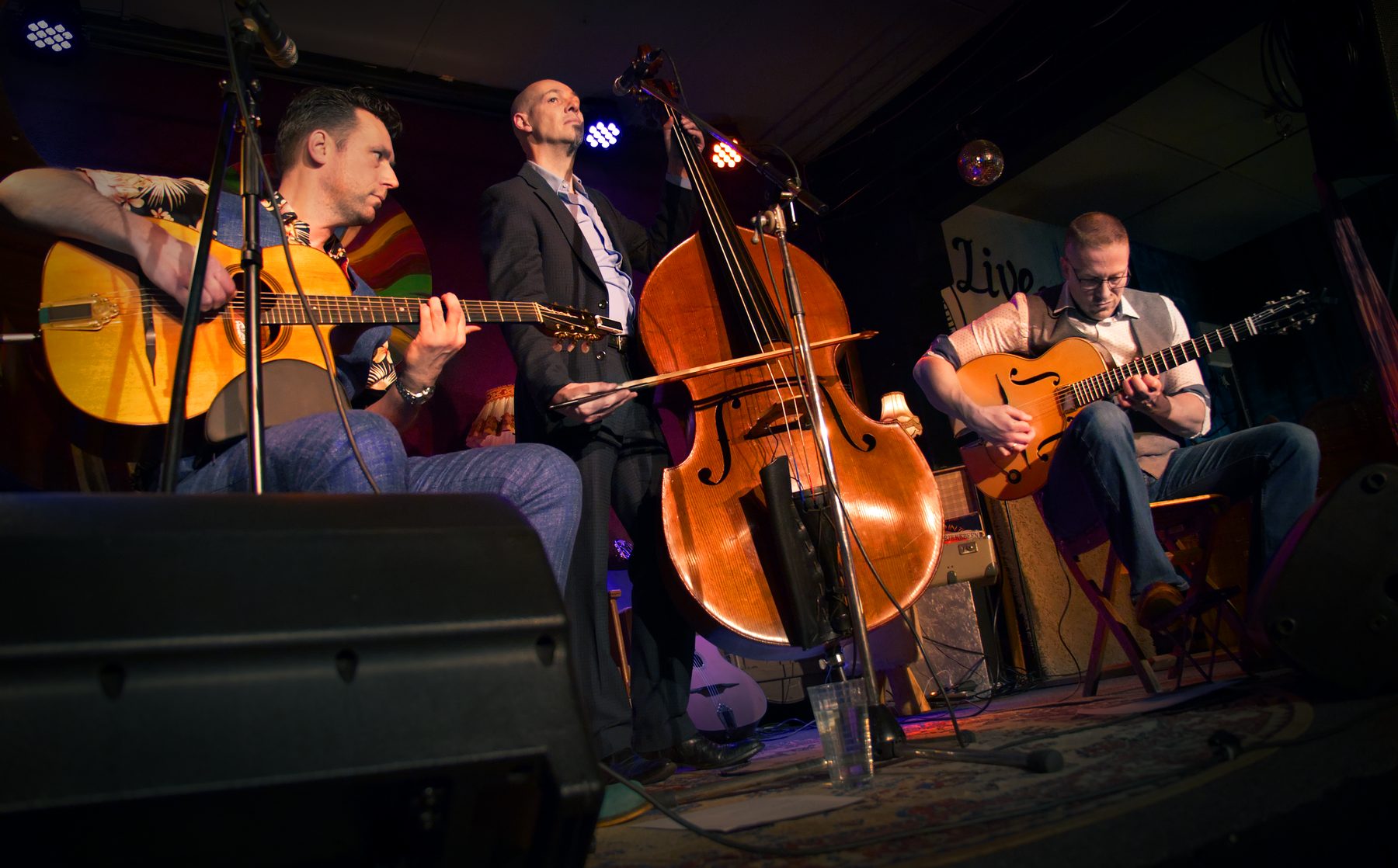 Alexander Stakenburg speelt archtopgitaar in een trio op het podium